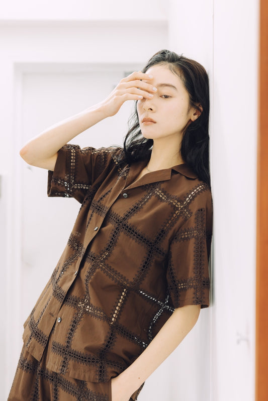 【4月27日 発売】コットンコード刺繍レースシャツ（ブラウン）