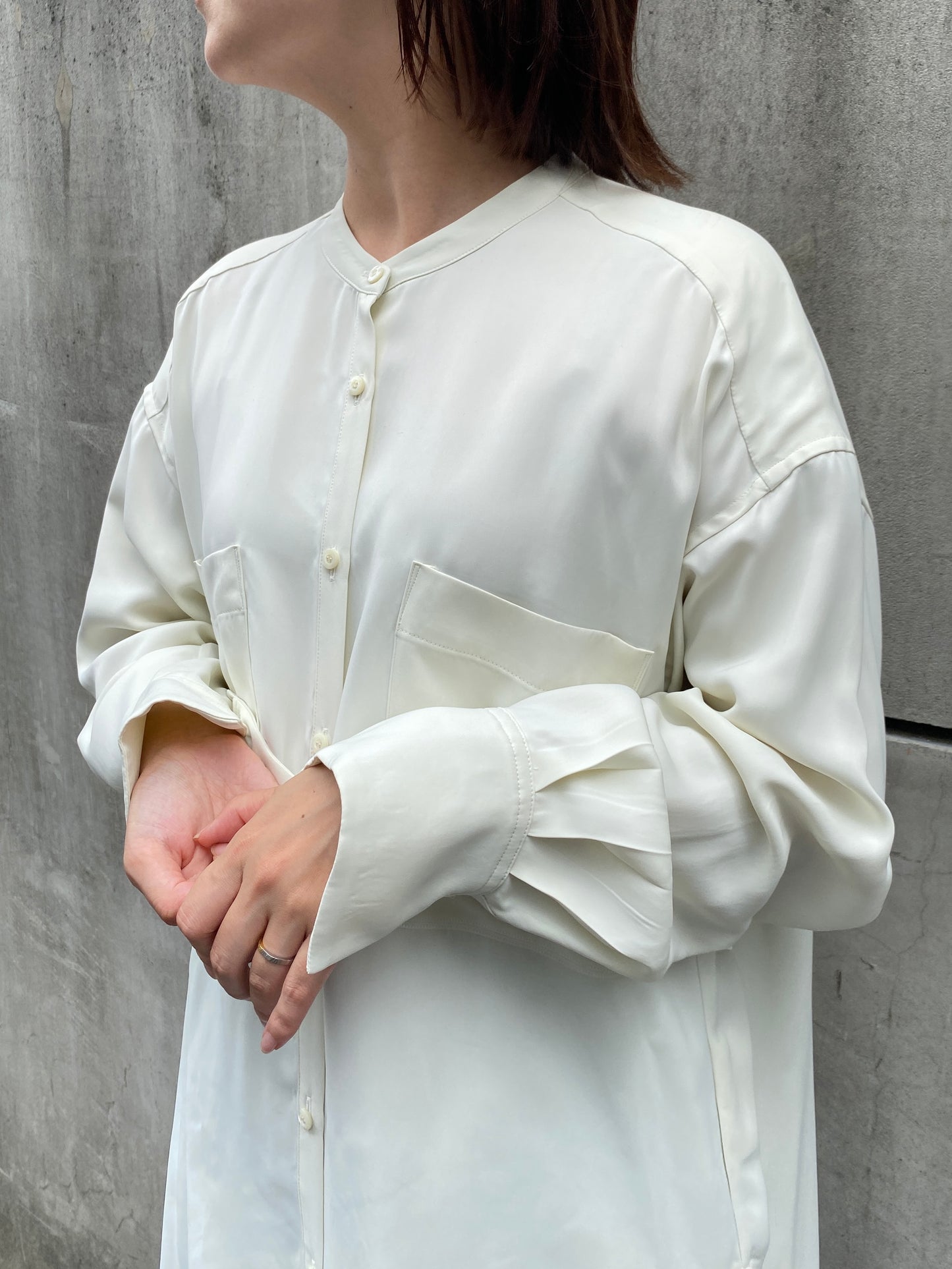キュプラサテンノーカラーシャツ