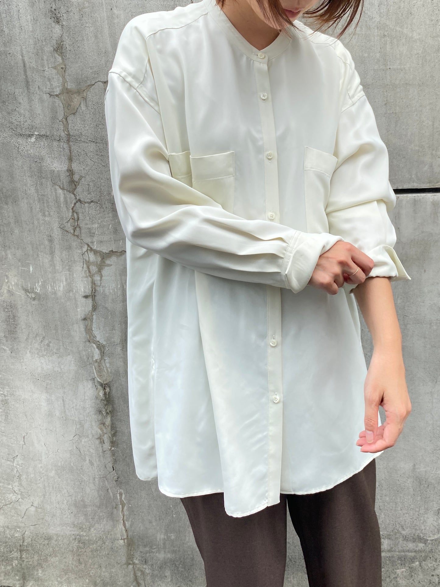 キュプラサテンノーカラーシャツ